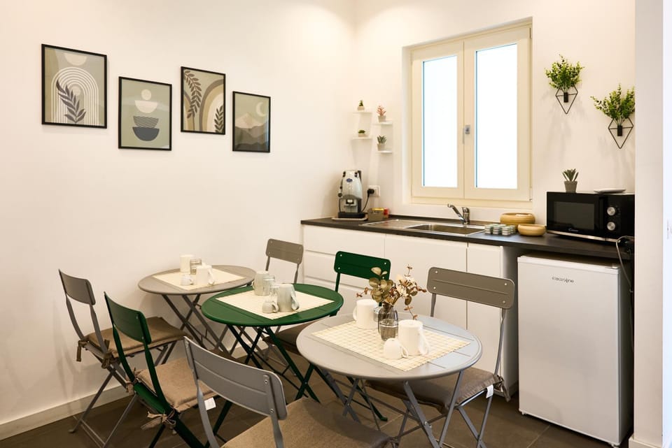 Coffee/tea facilities, Kitchen or kitchenette, Dining area, Communal kitchen, Breakfast, oven, kitchen