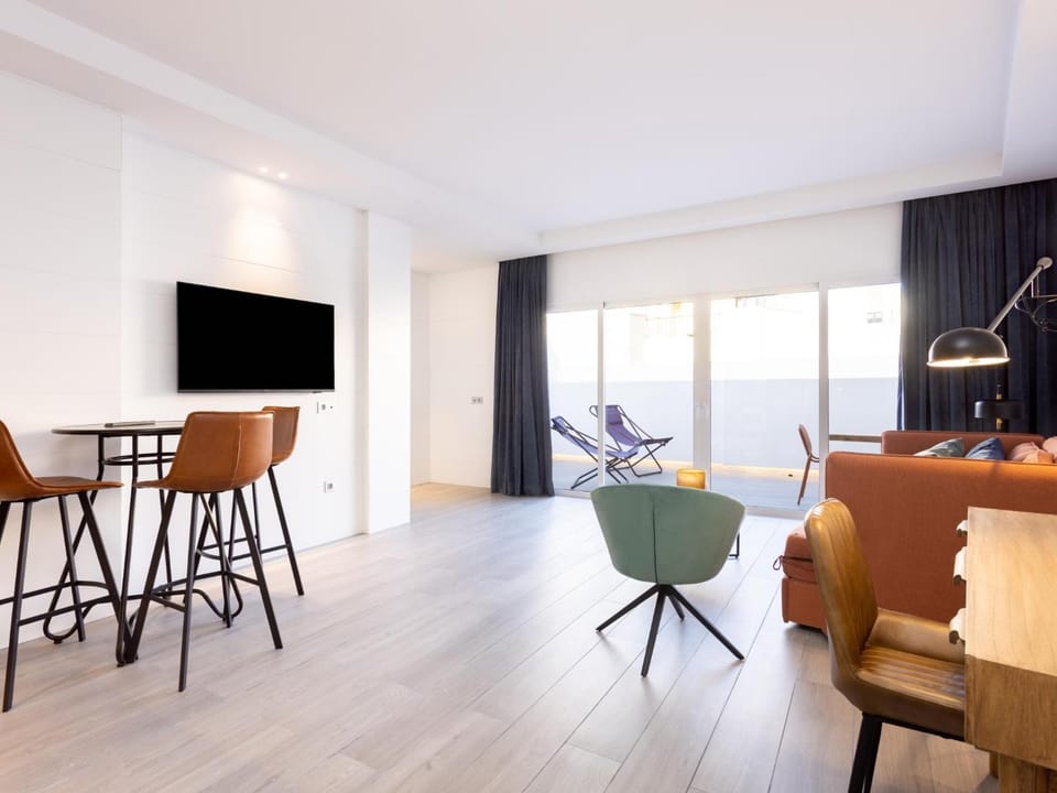 TV and multimedia, Living room, Seating area, Dining area