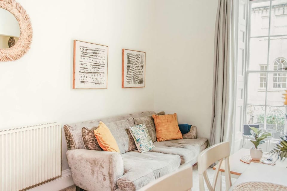 BRAND NEW LISTING Beautiful 2 bedroom apartment House in Bath
