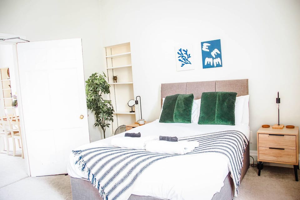 BRAND NEW LISTING Beautiful 2 bedroom apartment House in Bath