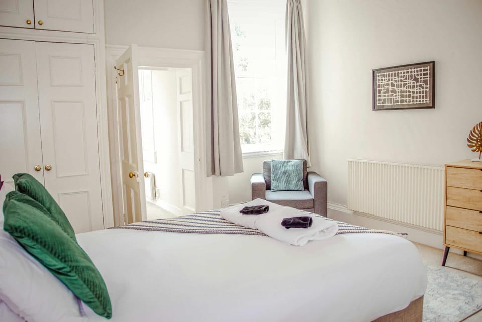 BRAND NEW LISTING Beautiful 2 bedroom apartment House in Bath