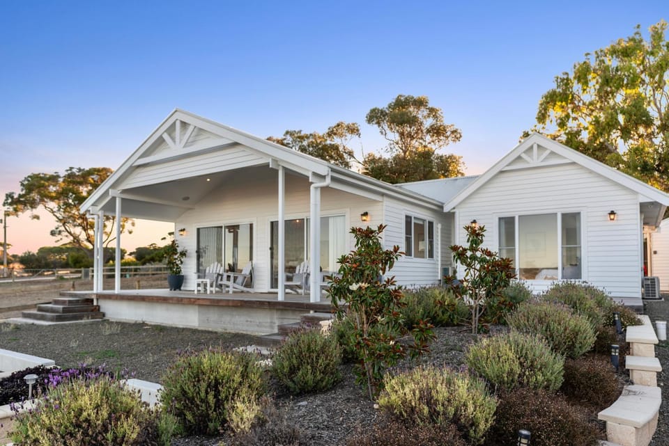 Magnolia House in Emu Bay