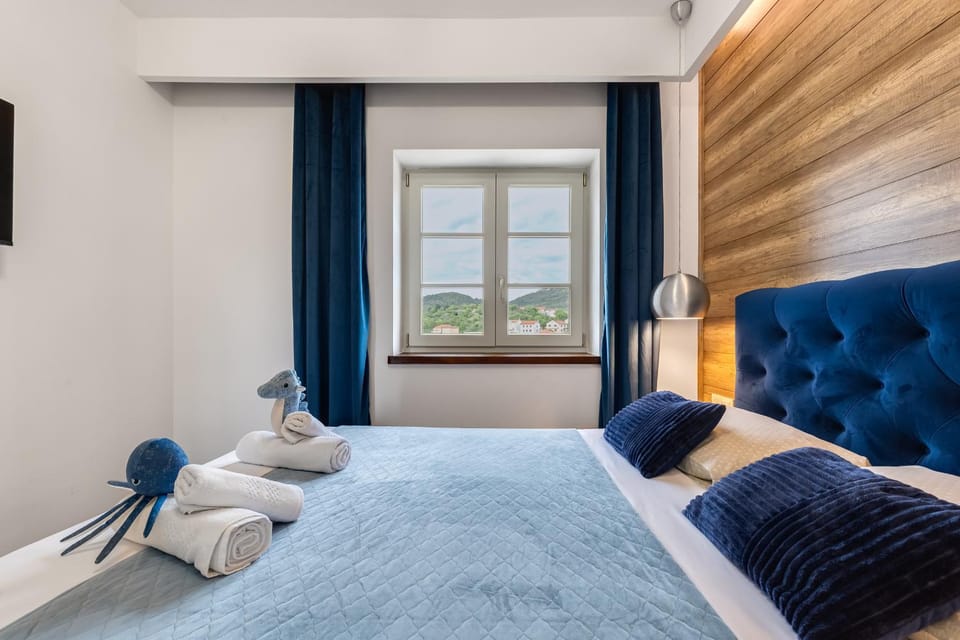 Bed, Bedroom, towels