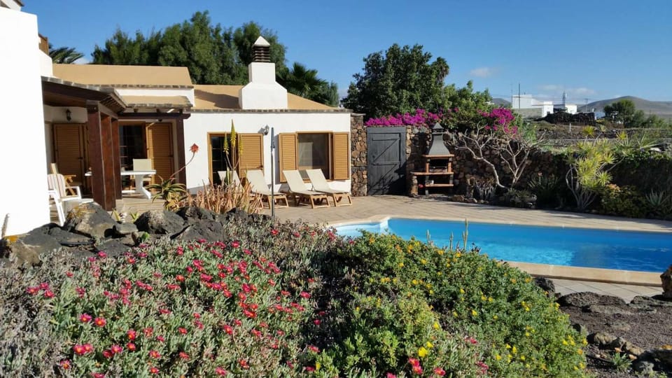 Property building, Garden, Garden view, Pool view, Swimming pool, sunbed