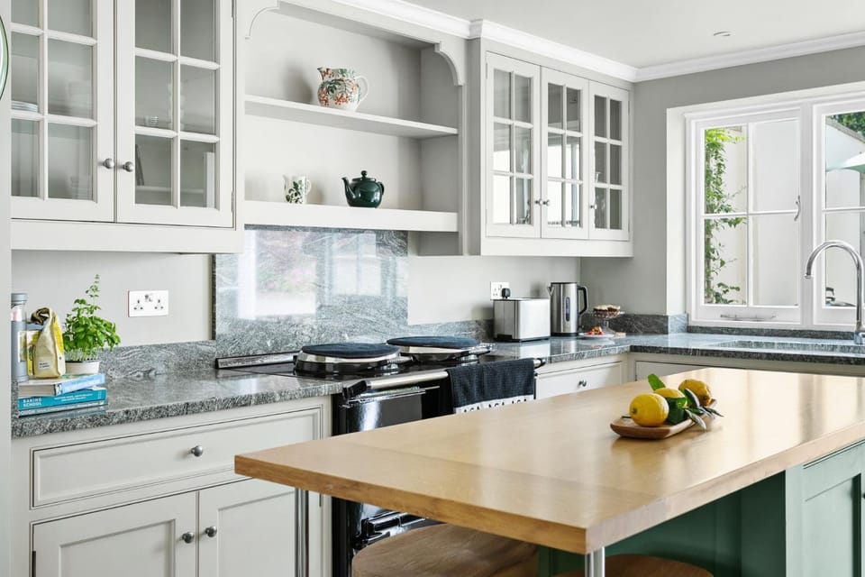 Coffee/tea facilities, Kitchen or kitchenette, Dining area, dishwasher, oven, stove, toaster