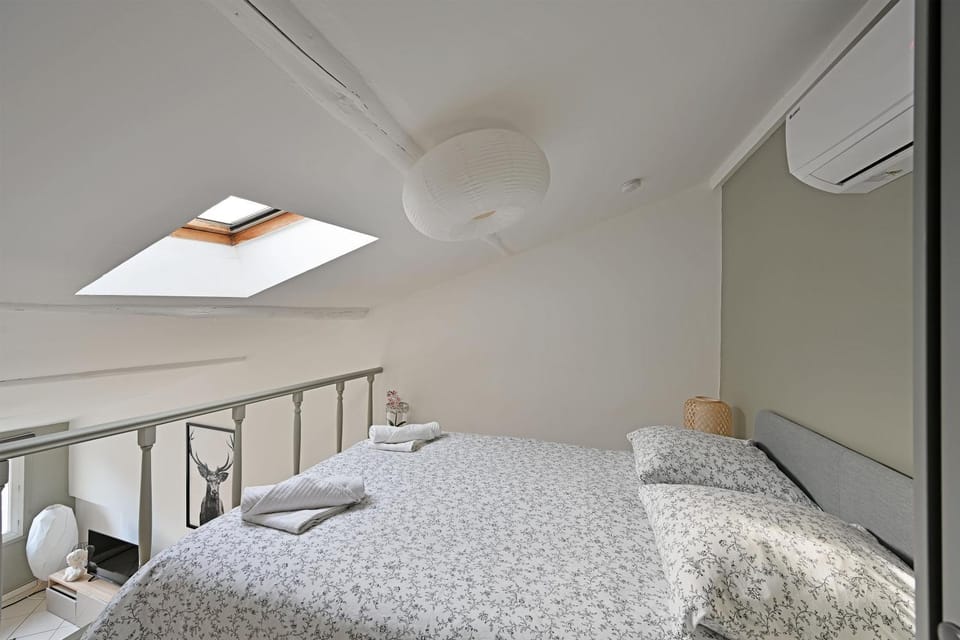 Bedroom, towels, air conditioner