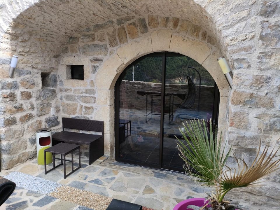 Patio, Day, BBQ facilities, Living room, Seating area, flat iron