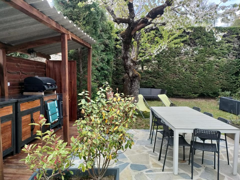 Patio, Day, Garden, Living room, Dining area, Garden view