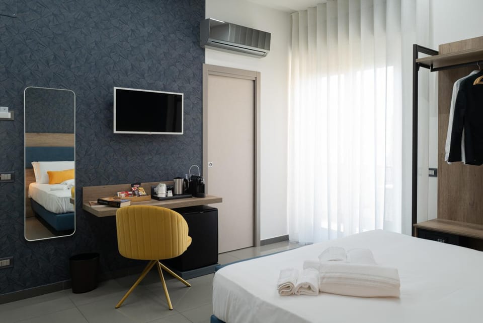 Bed, TV and multimedia, Photo of the whole room, Bedroom, hair dresser