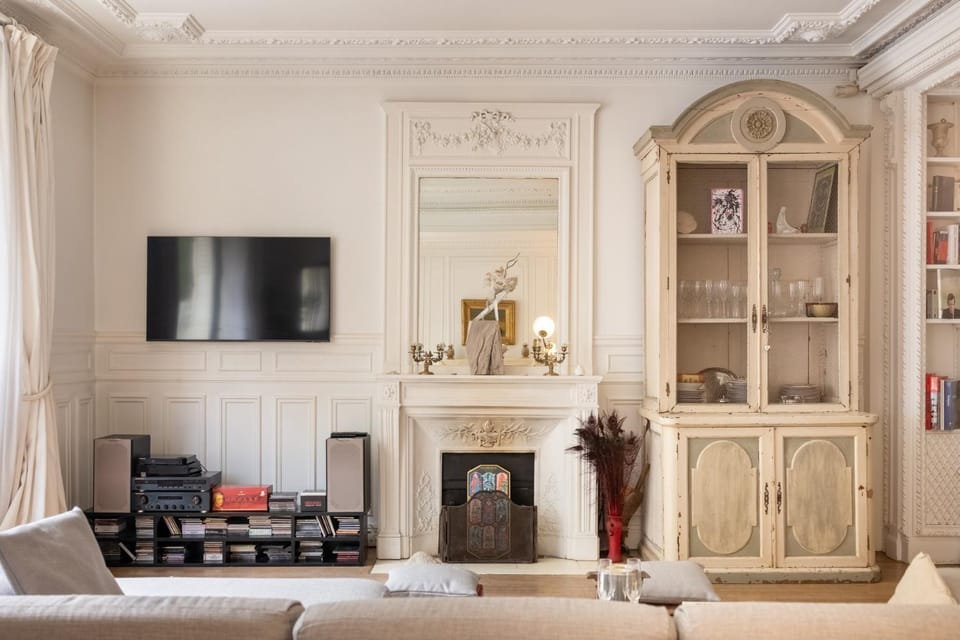 Luxurious 4 Bedroom Apartment next to The Eiffel Tower Apartment in Paris