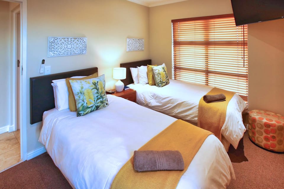 Bed, TV and multimedia, Bedroom, towels