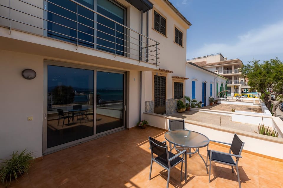 Property building, Balcony/Terrace, Living room