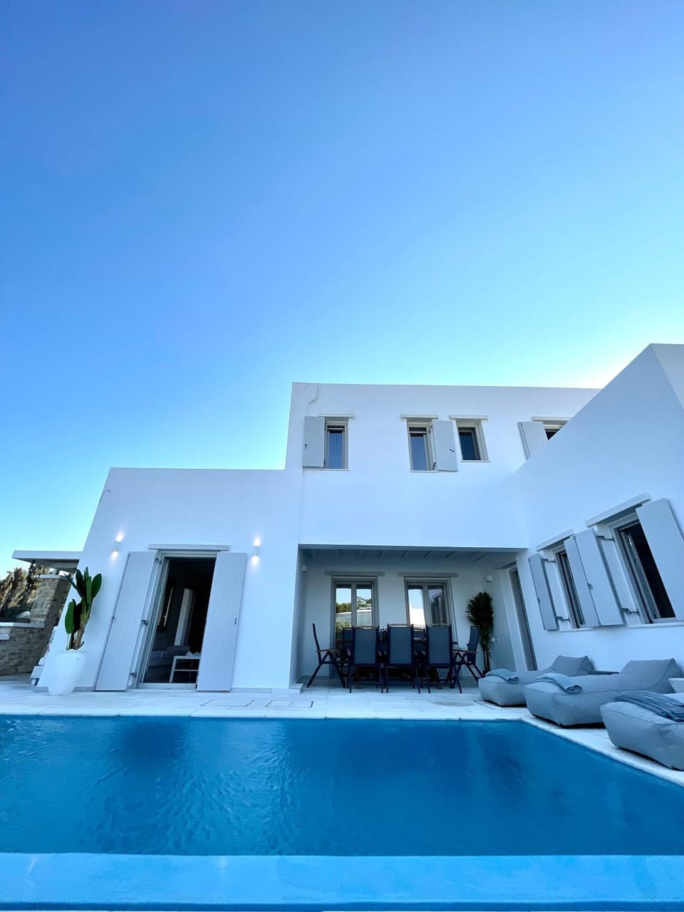 Swimming pool, sunbed
