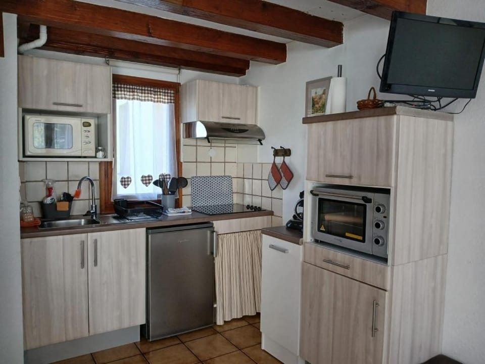 Kitchen or kitchenette, oven, stove