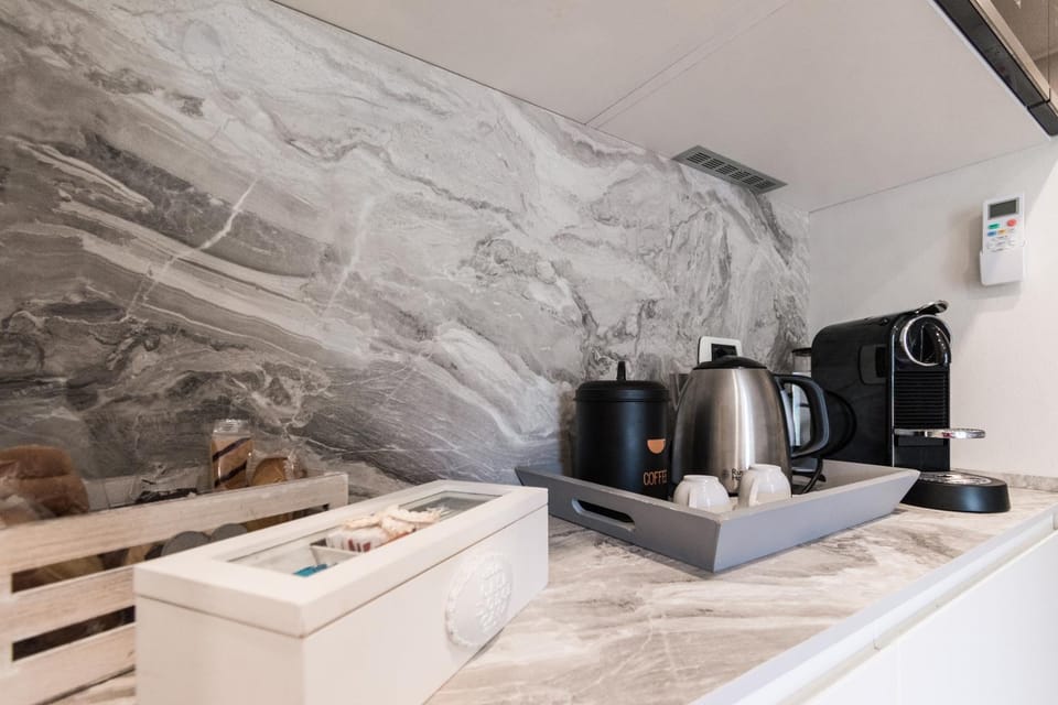 Coffee/tea facilities, Kitchen or kitchenette