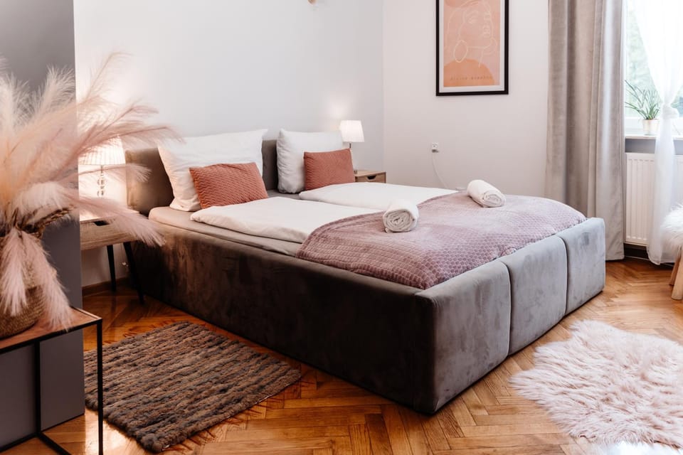 Bed, Other, Other, Other, Photo of the whole room, Seating area, Bedroom, towels, towels