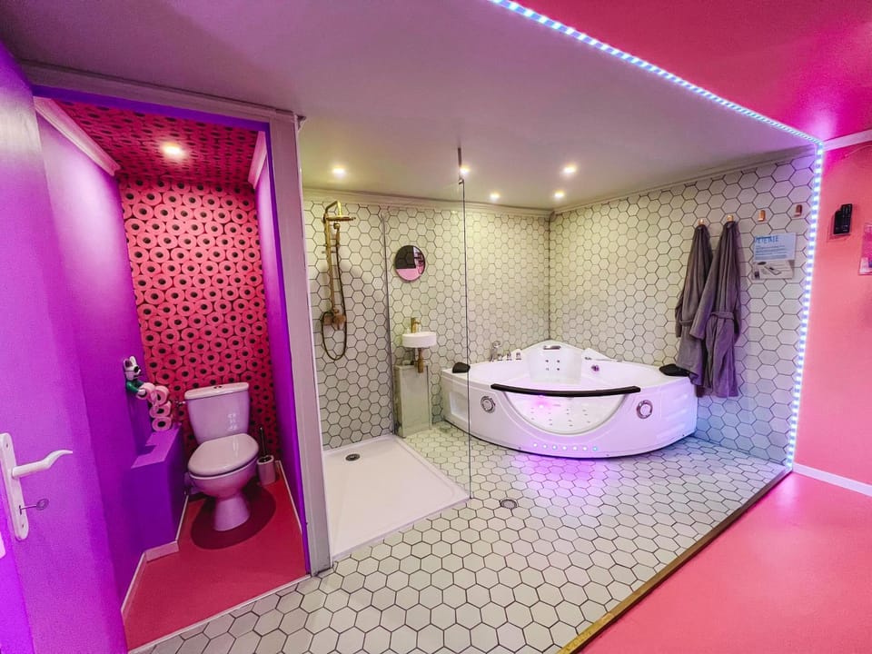 Shower, Toilet, Hot Tub