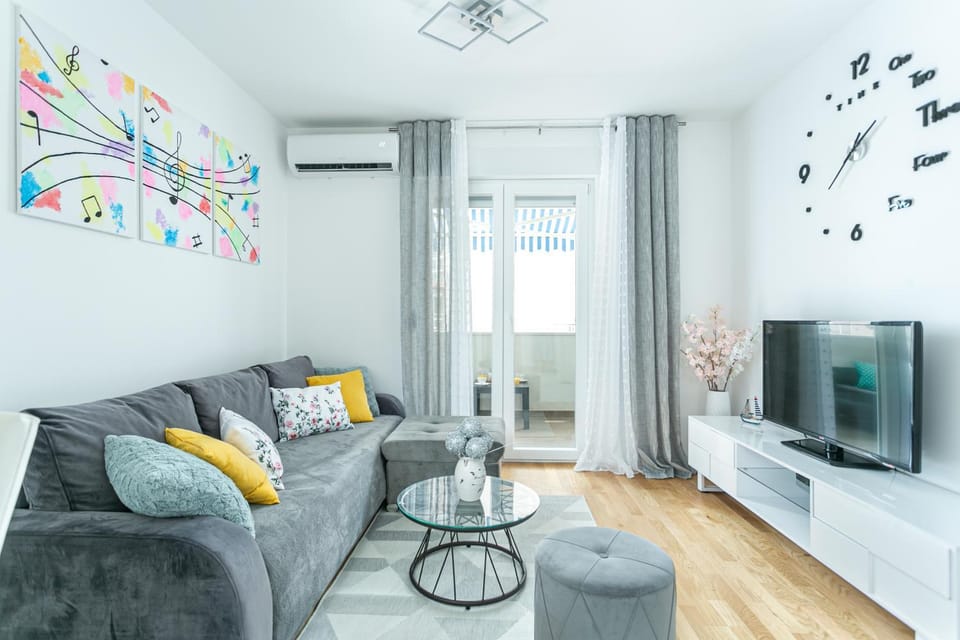 TV and multimedia, Living room, Lounge or bar, Seating area