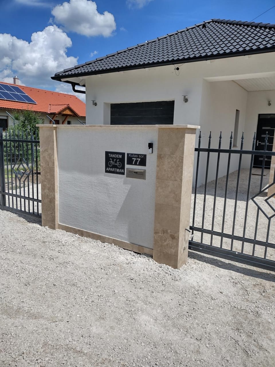 Facade/entrance