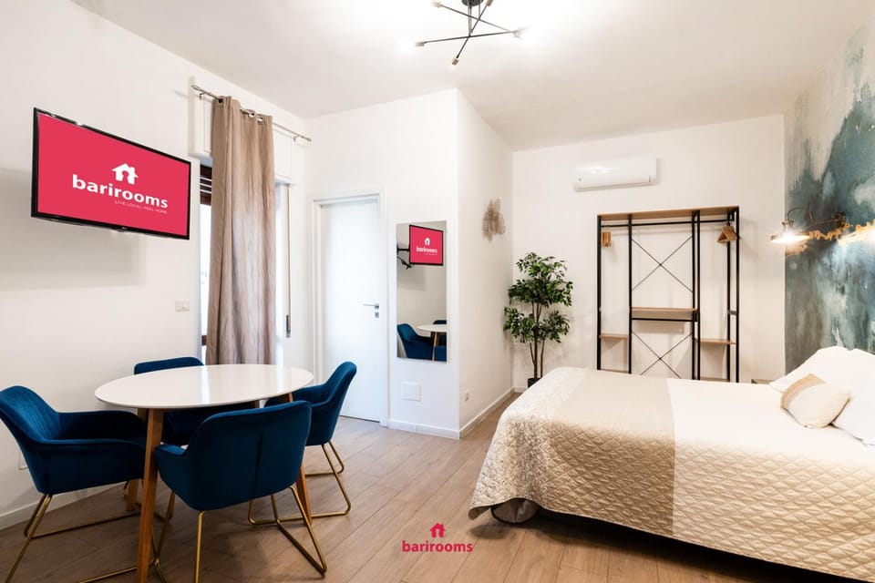 Bed, TV and multimedia, Seating area, Bedroom