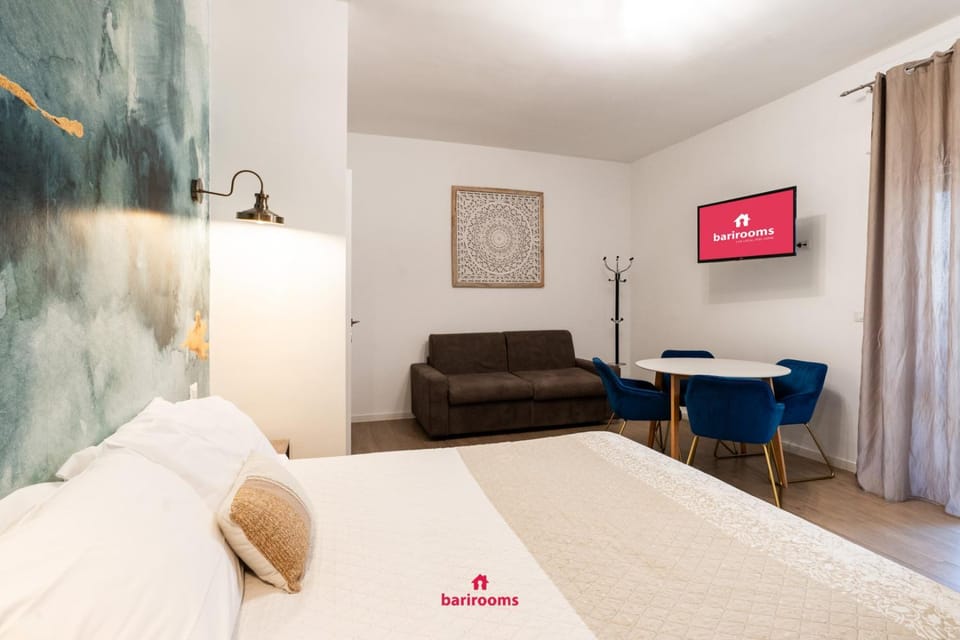 Bed, TV and multimedia, Photo of the whole room, Seating area, Bedroom