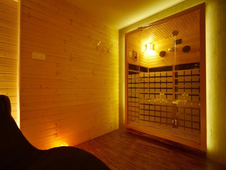 Hot Tub, Sauna