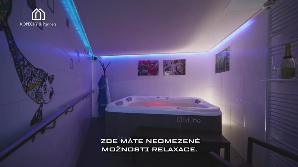 Hot Tub, Sauna, Internal: Not applicable to any particular room