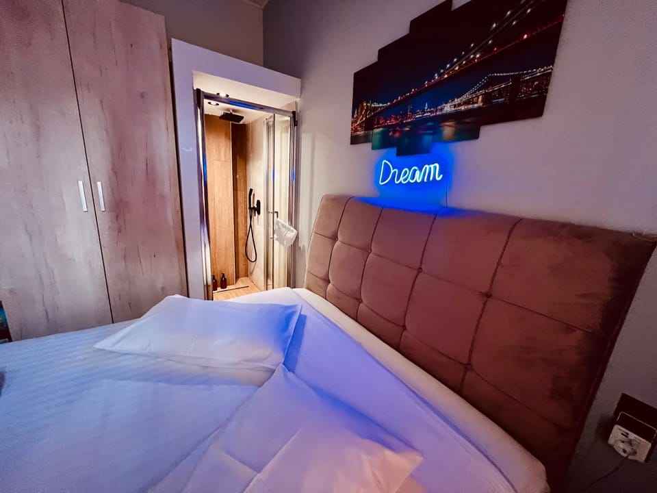 Bed, Photo of the whole room, Bedroom, air conditioner