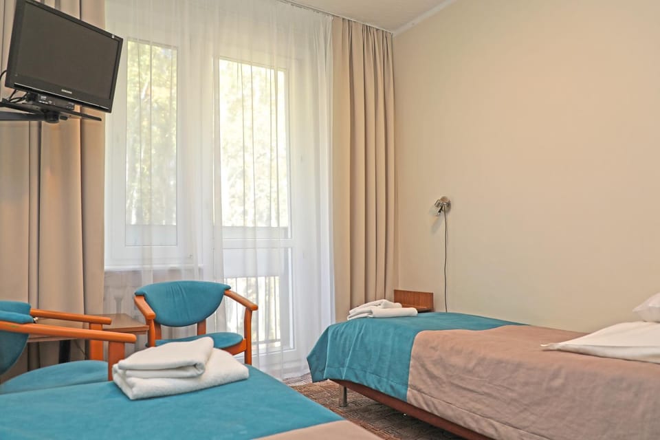 Bed, TV and multimedia, Photo of the whole room, towels