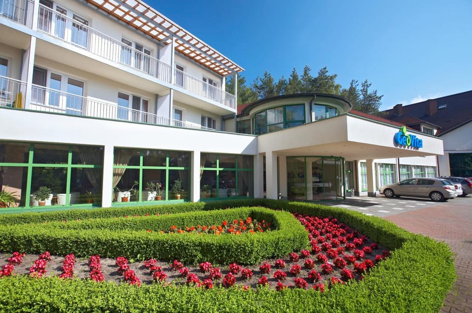 Property building, Facade/entrance, Day, Property logo or sign, Garden, Area and facilities
