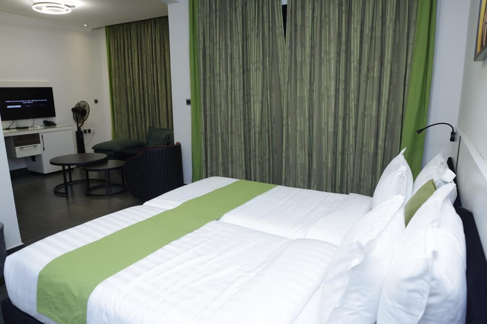 Bed, TV and multimedia, Bedroom
