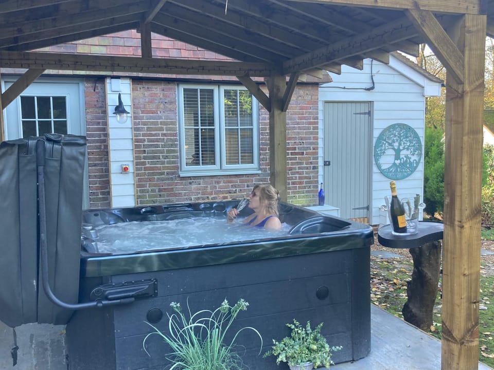 5Bed-10Guests-Fireplace-HotTub-Pets ok-Parking House in Rother District