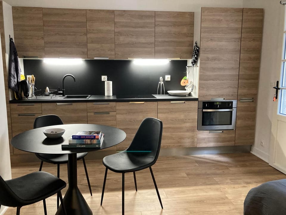 Kitchen or kitchenette, Dining area