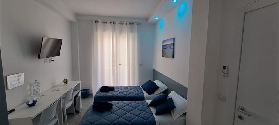 Bed, Seating area