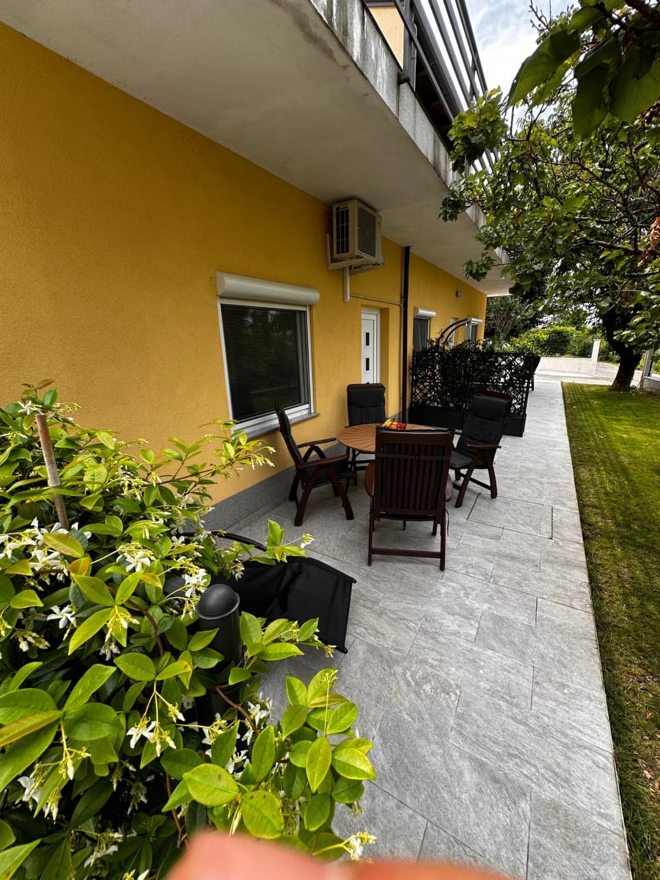 Property building, Patio, Day, Garden, Balcony/Terrace, Seating area, Garden view