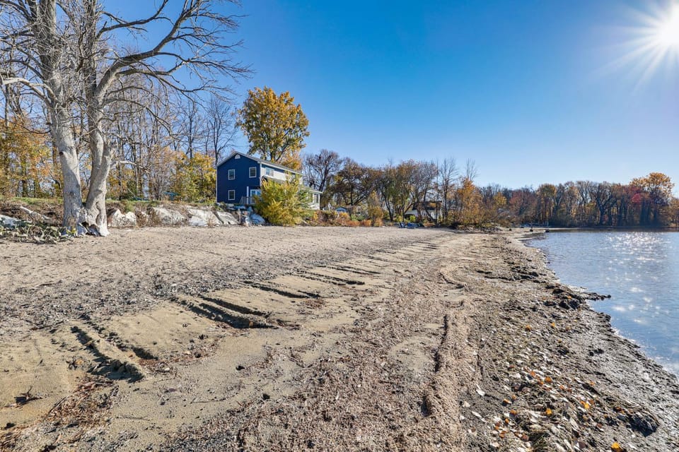 Alburgh Lake House: Private Beachfront! House in Alburg