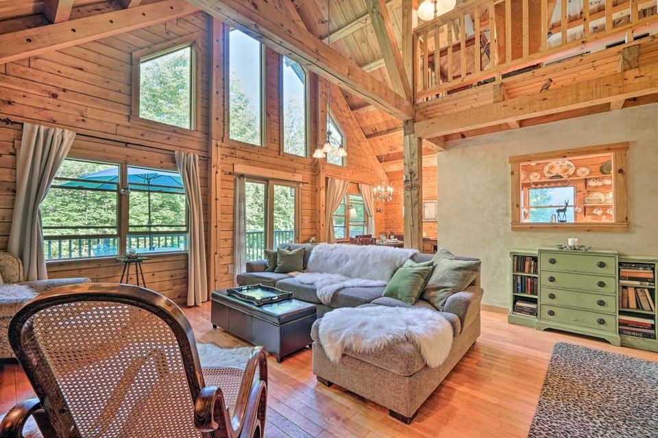 Game Room & Hot Tub: Pet-Friendly Mount Snow Gem House in Dover