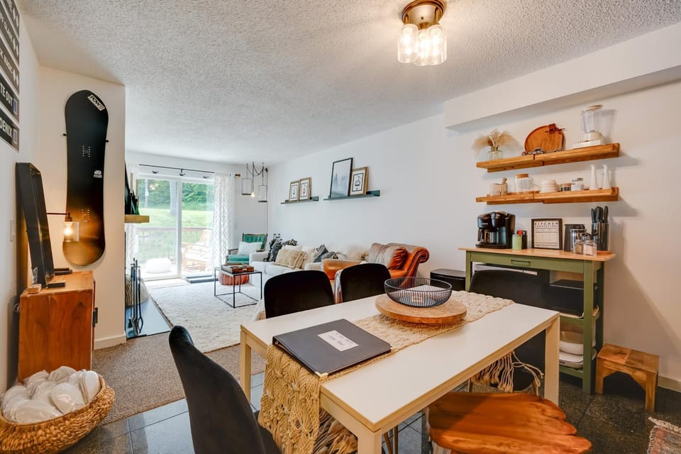 Ski-In/Ski-Out Magic Mountain Condo w/ Deck! House in South Londonderry