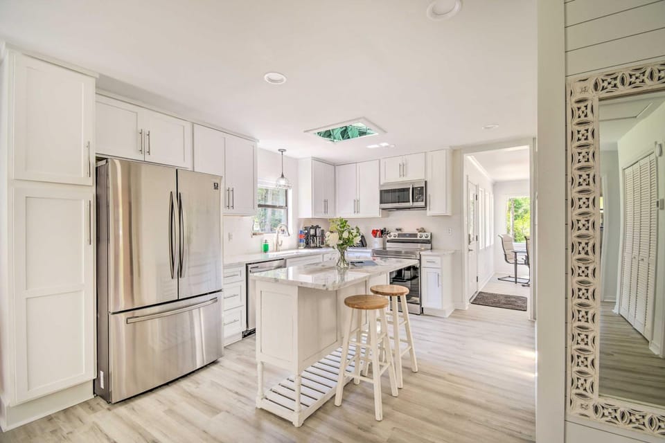 Riverside New Magnolia Springs Home w/ Dock, Beach House in Alabama