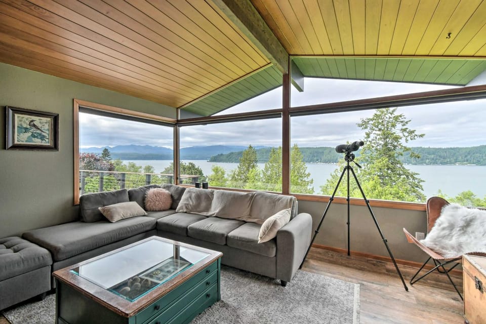 Deck and Sweeping Views Family Union Home House in Union