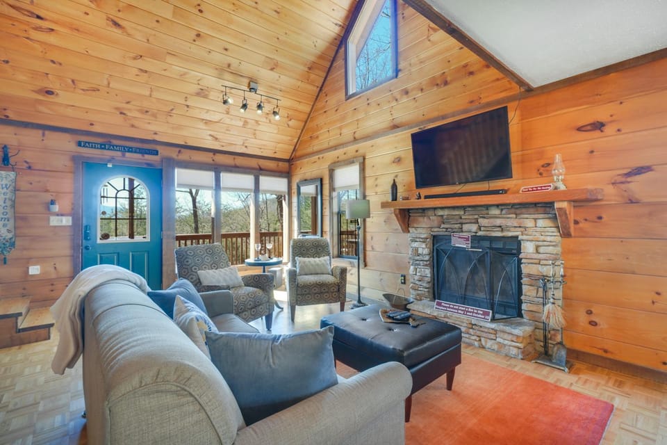 Central Sevierville Cabin with Hot Tub and Views! Cabin in Pigeon Forge