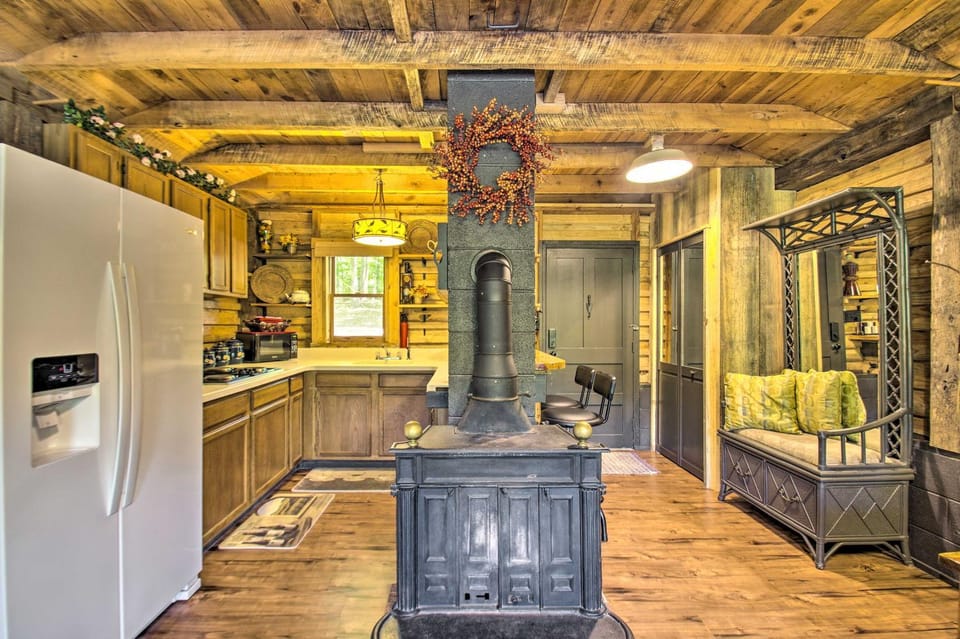 Charming Lakefront Cabin: Fish, Hike & More! Cabin in Shenandoah Valley