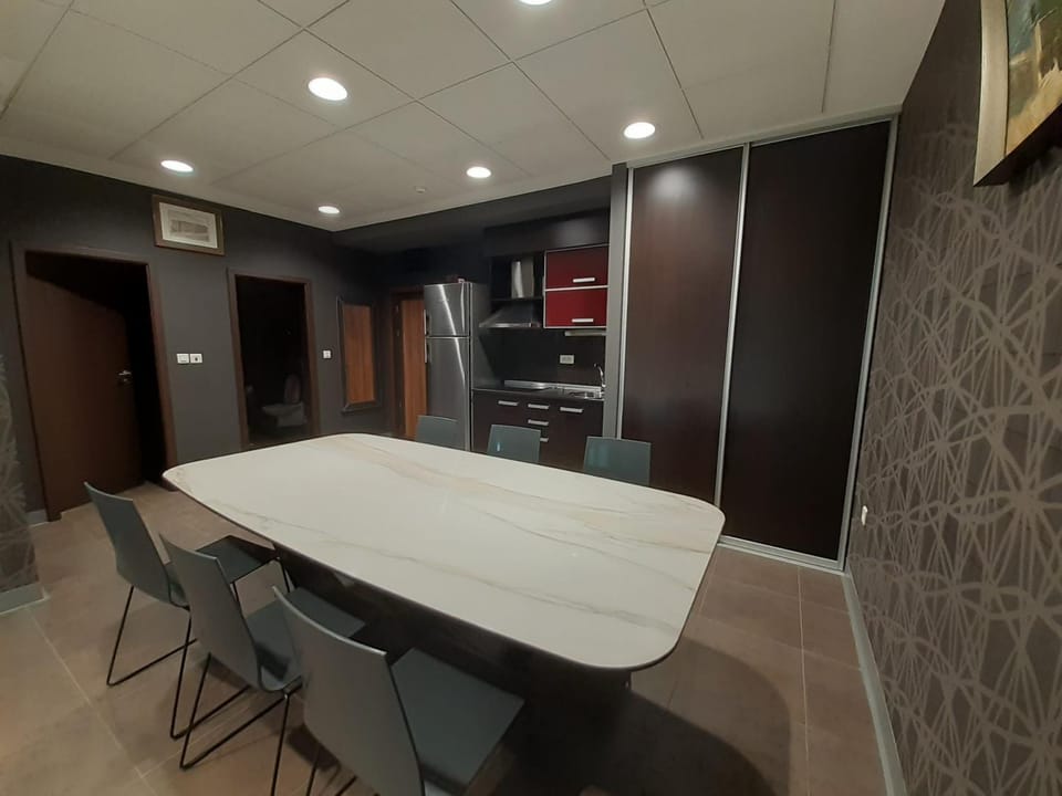 Kitchen or kitchenette, Dining area