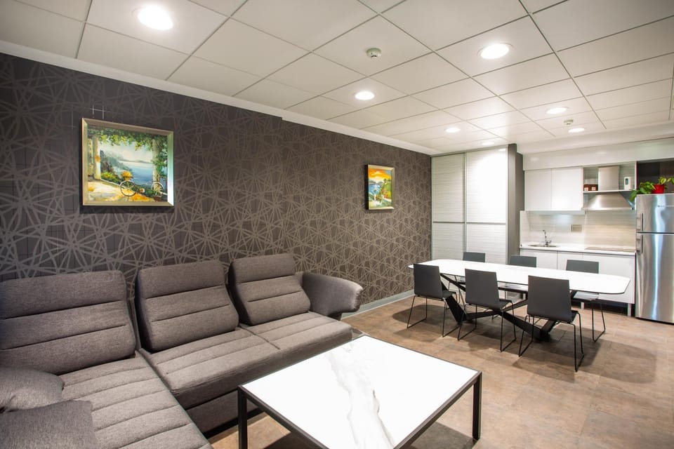 Kitchen or kitchenette, Living room, Seating area, Dining area