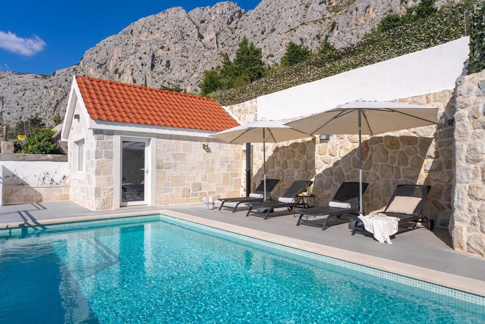 Mountain view, Pool view