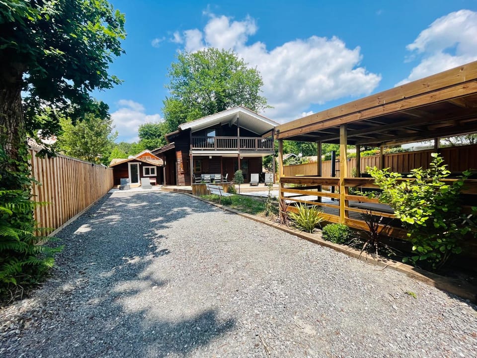 Chalet domaine forge 6-8pers jacuzzi terrasse plancha proche commerces Chalet in Gujan-Mestras