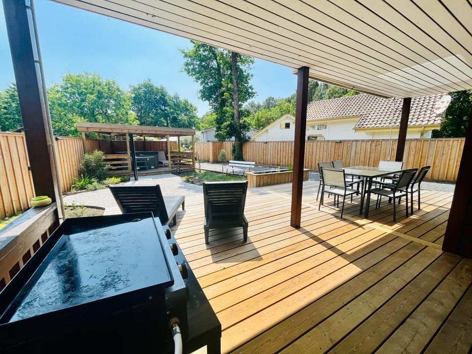 Chalet domaine forge 6-8pers jacuzzi terrasse plancha proche commerces Chalet in Gujan-Mestras
