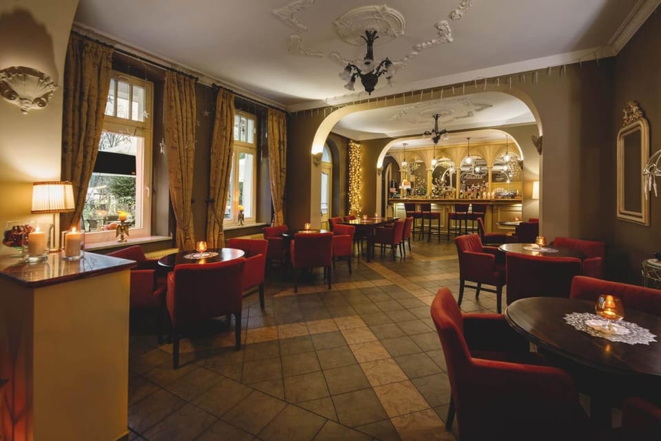Restaurant/places to eat, Lounge or bar