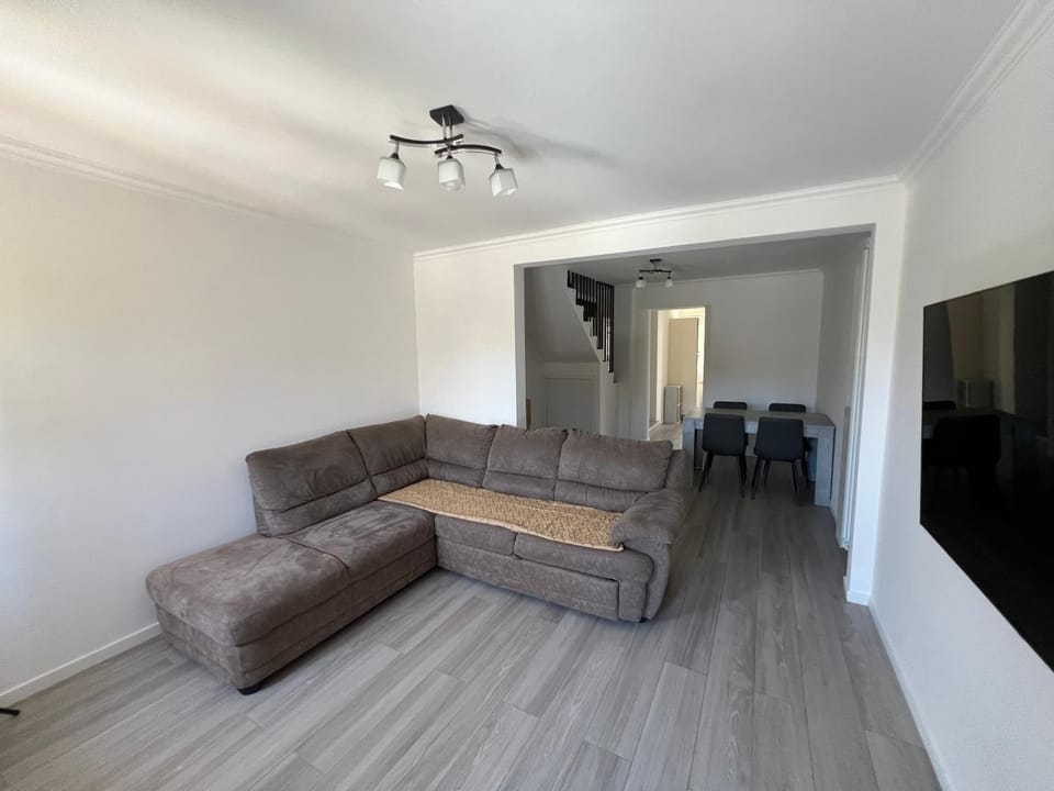 TV and multimedia, Living room, Seating area, Evening entertainment