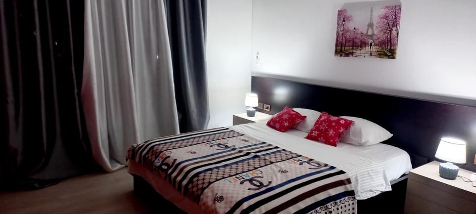 Photo of the whole room, Bedroom